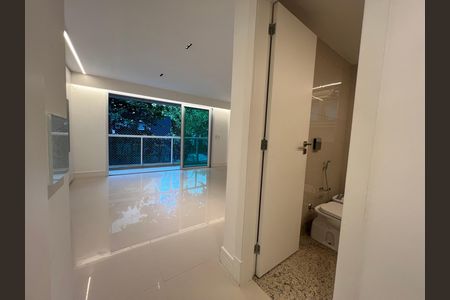 Apartamento para alugar com 229m², 4 quartos e 2 vagas Apartamento para alugar com 229m², 4 quartos e 2 vagasBanheiro com piso de porcelanato e banheira de vidro, com iluminação adequada e acabamento de alta qualidade.