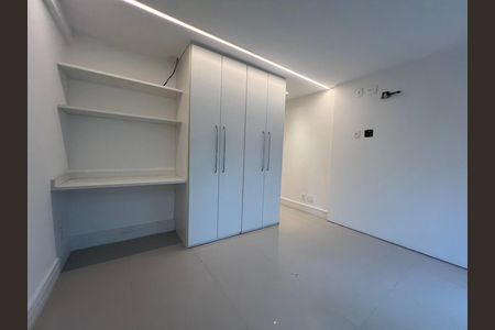 Apartamento para alugar com 229m², 4 quartos e 2 vagas Apartamento para alugar com 229m², 4 quartos e 2 vagasCabinete de armário com iluminação LED e prateleiras de apoio, em uma sala branca e minimalista.