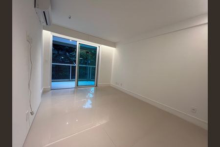 Sala com janelas grandes e iluminação natural, com piso de porcelanato e parede branca, sem móveis ou decoração. de apartamento para alugar com 4 quartos, 229m² em Leblon, Rio de Janeiro