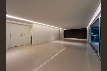 Apartamento para alugar com 229m², 4 quartos e 2 vagas Apartamento para alugar com 229m², 4 quartos e 2 vagasEspaço amplo e iluminado, com piso de porcelanato e paredes brancas, sem mobiliário ou decoração.