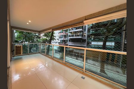 Apartamento para alugar com 229m², 4 quartos e 2 vagas Apartamento para alugar com 229m², 4 quartos e 2 vagasVaranda com vista para a rua, com ar condicionado e piso de porcelanato.
