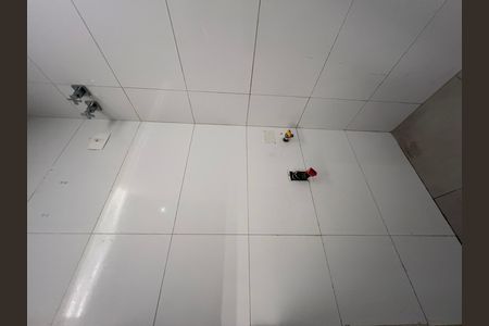 Apartamento para alugar com 229m², 4 quartos e 2 vagas Apartamento para alugar com 229m², 4 quartos e 2 vagasBanheiro com piso de porcelanato branco e paredes brancas, sem iluminação adequada.