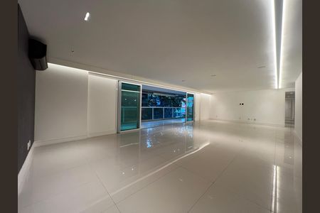 Apartamento para alugar com 229m², 4 quartos e 2 vagas Apartamento para alugar com 229m², 4 quartos e 2 vagasEspaço amplo e iluminado, com piso de porcelanato e janelas grandes, sem decoração.