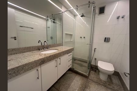 Apartamento para alugar com 229m², 4 quartos e 2 vagas Apartamento para alugar com 229m², 4 quartos e 2 vagasBanheiro com piso de granito, pia e vaso sanitário brancos, e espelho grande no fundo.