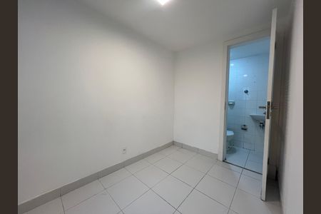 Apartamento para alugar com 229m², 4 quartos e 2 vagas Apartamento para alugar com 229m², 4 quartos e 2 vagasBanheiro com piso de porcelanato e sanitário branco, iluminado por uma luz acima.