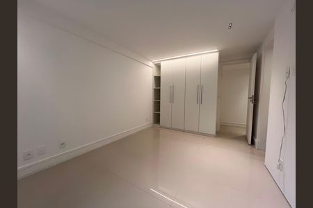 Apartamento para alugar com 229m², 4 quartos e 2 vagas Apartamento para alugar com 229m², 4 quartos e 2 vagasQuarto com móveis brancos e iluminação moderna, sem decoração ou móveis adicionais.