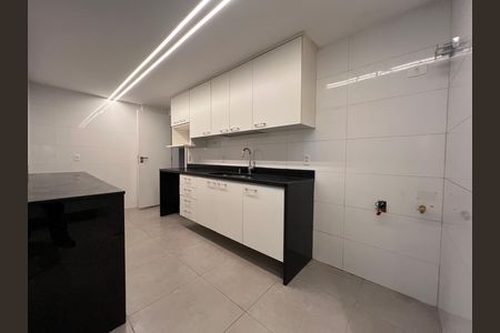 Cozinha com móveis brancos e preto, iluminação de LED, piso de porcelanato e pia de granito. de apartamento para alugar com 4 quartos, 229m² em Leblon, Rio de Janeiro