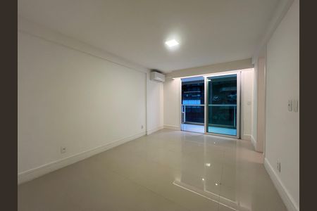 Apartamento para alugar com 229m², 4 quartos e 2 vagas Apartamento para alugar com 229m², 4 quartos e 2 vagasSala com paredes brancas, piso de porcelanato e janelas grandes, iluminada por luzes brancas, sem móveis ou decoração.