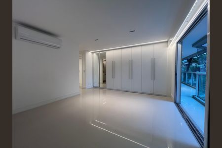 Apartamento para alugar com 229m², 4 quartos e 2 vagas Apartamento para alugar com 229m², 4 quartos e 2 vagasSala com móveis brancos, iluminação moderna e vista para a varanda.