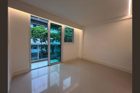 Parede branca com janelas grandes e iluminação adequada, com vista para o quintal e árvores. de apartamento para alugar com 4 quartos, 229m² em Leblon, Rio de Janeiro