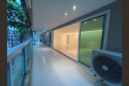 Apartamento para alugar com 229m², 4 quartos e 2 vagas Apartamento para alugar com 229m², 4 quartos e 2 vagasBalcony com vista para a rua, com ar condicionado e iluminação adequada.