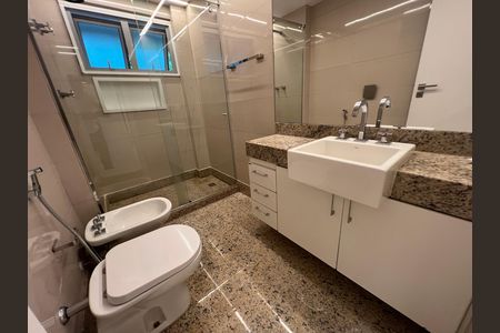 Apartamento para alugar com 229m², 4 quartos e 2 vagas Apartamento para alugar com 229m², 4 quartos e 2 vagasBanheiro com piso de granito, vaso sanitário e lavabo de porcelana, e espelho grande.
