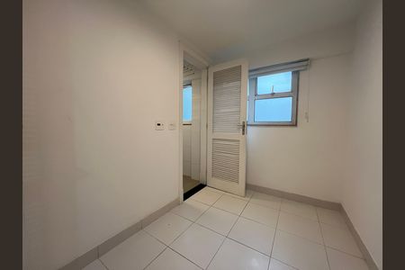 Apartamento para alugar com 229m², 4 quartos e 2 vagas Apartamento para alugar com 229m², 4 quartos e 2 vagasParede branca com porta de madeira e janela pequena, com piso de porcelanato e iluminação boa.