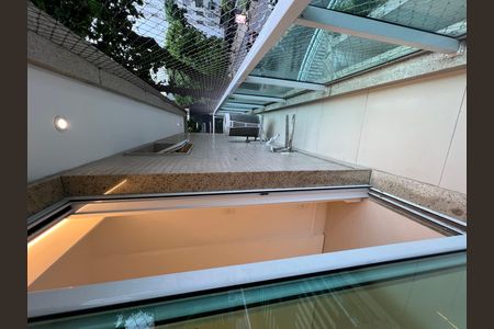 Apartamento para alugar com 229m², 4 quartos e 2 vagas Apartamento para alugar com 229m², 4 quartos e 2 vagasPátio com piso de cerâmica e teto de vidro, com uma mesa e cadeiras.
