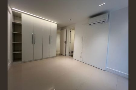 Apartamento para alugar com 229m², 4 quartos e 2 vagas Apartamento para alugar com 229m², 4 quartos e 2 vagasCuarto com armários de madeira e iluminação moderna, com um ar condicionado no teto.