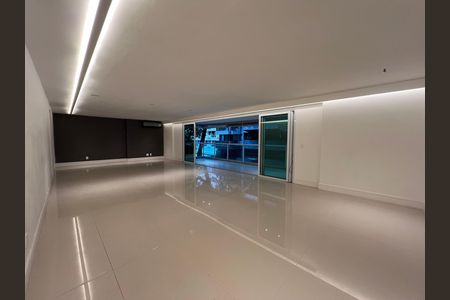Apartamento para alugar com 229m², 4 quartos e 2 vagas Apartamento para alugar com 229m², 4 quartos e 2 vagasEspaço amplo e iluminado com piso de porcelanato e janelas grandes, sem decoração.
