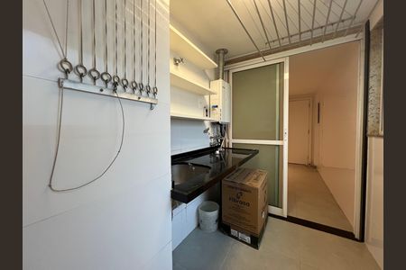 Cozinha com piso de porcelanato, bancada de granito e iluminação adequada. de apartamento para alugar com 4 quartos, 229m² em Leblon, Rio de Janeiro