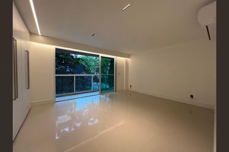 Apartamento para alugar com 229m², 4 quartos e 2 vagas Apartamento para alugar com 229m², 4 quartos e 2 vagasEspaço amplo com janela grande e iluminação natural, área externa com vista para a rua e árvores, área de cozinha com iluminação natural e área de jantar com iluminação natural.