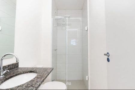 Banheiro  de kitnet/studio para alugar com 1 quarto, 28m² em Campo Novo, Porto Alegre