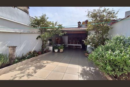 Casa à venda com 240m², 3 quartos e 4 vagas Casa à venda com 240m², 3 quartos e 4 vagasQuintal