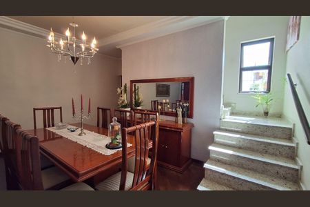 Casa à venda com 240m², 3 quartos e 4 vagas Casa à venda com 240m², 3 quartos e 4 vagasSala