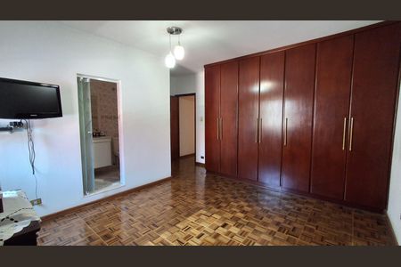 Casa à venda com 240m², 3 quartos e 4 vagas Casa à venda com 240m², 3 quartos e 4 vagasSuíte
