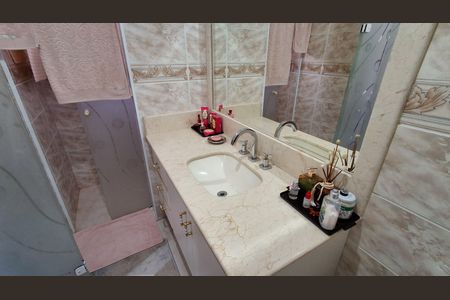 Casa à venda com 240m², 3 quartos e 4 vagas Casa à venda com 240m², 3 quartos e 4 vagasBanheiro Suíte