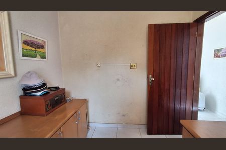 Casa à venda com 240m², 3 quartos e 4 vagas Casa à venda com 240m², 3 quartos e 4 vagasEscritório