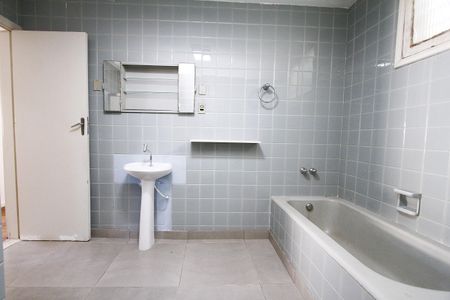 Casa para alugar com 280m², 5 quartos e 3 vagasBanheiro Social