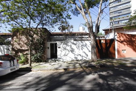 Casa para alugar com 280m², 5 quartos e 3 vagasFachada