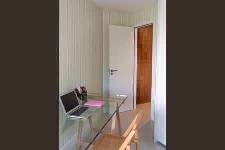 Escritório com mesa de vidro e porta branca, com um ambiente limpo e organizado. de apartamento para alugar com 2 quartos, 84m² em Leblon, Rio de Janeiro