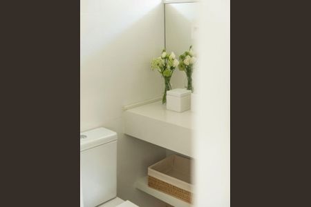 Banheiro com piso de porcelanato, bancada de porcelanato e vasos de flores. de apartamento para alugar com 2 quartos, 84m² em Leblon, Rio de Janeiro
