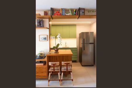 Cozinha com móveis em madeira, iluminação adequada e decoração simples. de apartamento para alugar com 2 quartos, 84m² em Leblon, Rio de Janeiro