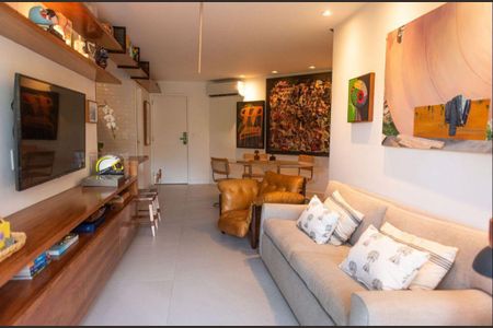 Sala com sofá, mesa e cadeiras, TV e préstimos de decoração. de apartamento para alugar com 2 quartos, 84m² em Leblon, Rio de Janeiro