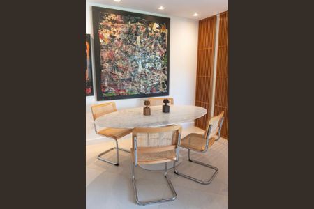 Tabela de mármore com quatro cadeiras de madeira e cana, com uma pintura de arte na parede. de apartamento para alugar com 2 quartos, 84m² em Leblon, Rio de Janeiro