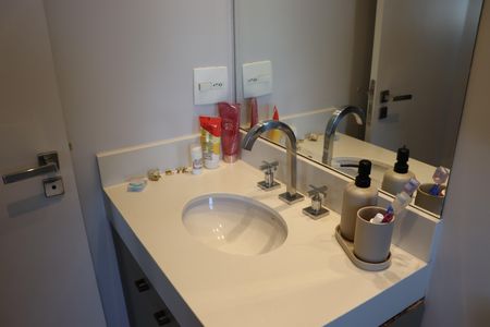 Apartamento à venda com 86m², 2 quartos e 2 vagas Apartamento à venda com 86m², 2 quartos e 2 vagasBanheiro da Suíte