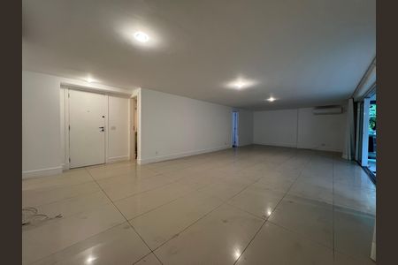 Espaço amplo e iluminado, com piso de porcelanato e iluminação natural. de apartamento para alugar com 4 quartos, 229m² em Leblon, Rio de Janeiro