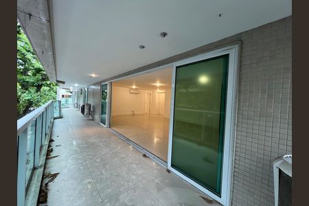 Apartamento para alugar com 229m², 4 quartos e 2 vagas Apartamento para alugar com 229m², 4 quartos e 2 vagasBalcony com vista para a floresta, com piso de porcelanato e janelas grandes, iluminado por luz natural e artificial, sem móveis ou decoração.