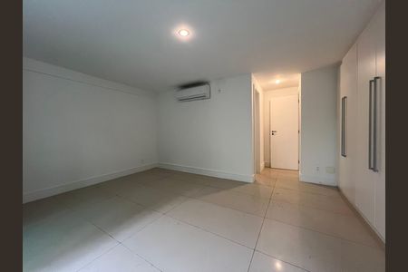 Apartamento para alugar com 229m², 4 quartos e 2 vagas Apartamento para alugar com 229m², 4 quartos e 2 vagasSala com ar condicionado, piso de porcelanato e armários de madeira, iluminada por luz natural e artificial.