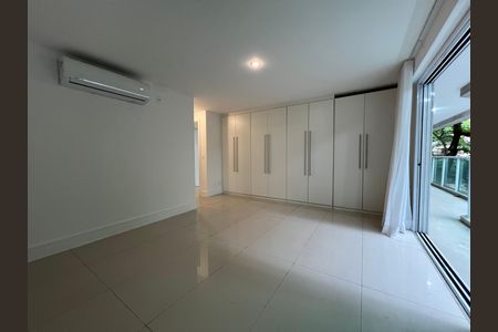 Apartamento para alugar com 229m², 4 quartos e 2 vagas Apartamento para alugar com 229m², 4 quartos e 2 vagasSala com móveis brancos e iluminação natural, com vista para a varanda e árvores ao fundo.