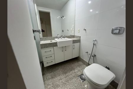 Apartamento para alugar com 229m², 4 quartos e 2 vagas Apartamento para alugar com 229m², 4 quartos e 2 vagasBanheiro com piso de porcelanato, bancada de granito e vaso sanitário branco.