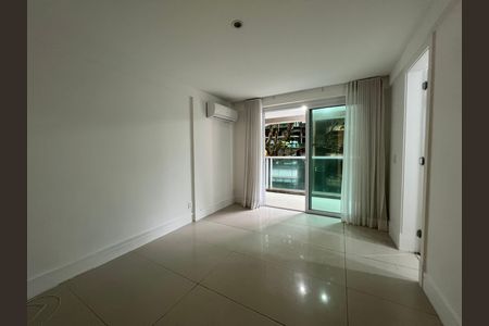 Apartamento para alugar com 229m², 4 quartos e 2 vagas Apartamento para alugar com 229m², 4 quartos e 2 vagasSala com janelas grandes e iluminação natural, com ar condicionado e piso de porcelanato.