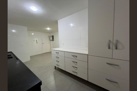 Apartamento para alugar com 229m², 4 quartos e 2 vagas Apartamento para alugar com 229m², 4 quartos e 2 vagasCasa com cozinha moderna e iluminada, com armários brancos e piso de porcelanato.