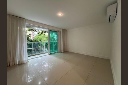 Apartamento para alugar com 229m², 4 quartos e 2 vagas Apartamento para alugar com 229m², 4 quartos e 2 vagasSala com janelas grandes e iluminação natural, com vista para a varanda e o jardim.