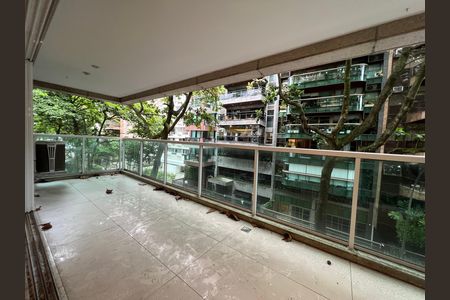 Apartamento para alugar com 229m², 4 quartos e 2 vagas Apartamento para alugar com 229m², 4 quartos e 2 vagasVaranda com piso de porcelanato e vista para o pátio, com árvores e edifícios ao fundo.
