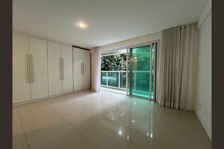 Sala com móveis brancos e janela com cortinas, vista para varanda com plantas. de apartamento para alugar com 4 quartos, 229m² em Leblon, Rio de Janeiro