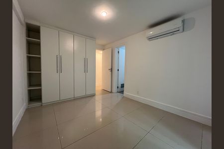 Cuarto com armários e ar condicionado, com piso de cerâmica e iluminação adequada. de apartamento para alugar com 4 quartos, 229m² em Leblon, Rio de Janeiro