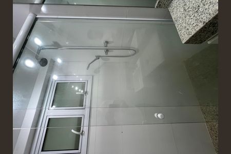 Apartamento para alugar com 229m², 4 quartos e 2 vagas Apartamento para alugar com 229m², 4 quartos e 2 vagasBanheiro com piso de porcelanato e chuveiro de cabeça.