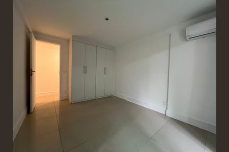 Apartamento para alugar com 229m², 4 quartos e 2 vagas Apartamento para alugar com 229m², 4 quartos e 2 vagasQuarto com móveis brancos e piso de porcelanato, iluminado por luz natural e artificial.
