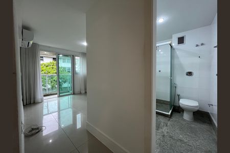 Apartamento para alugar com 229m², 4 quartos e 2 vagas Apartamento para alugar com 229m², 4 quartos e 2 vagasBanheiro com chuveiro e vaso sanitário, com janelas e iluminação adequada.
